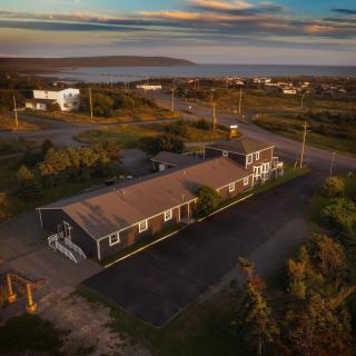 Edge of the Avalon Inn - 8