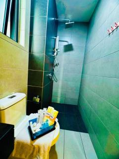 Stunning Sea & City View Apartment in George Town - Jelutong - 8