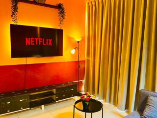 Deluxe Suites with Infinity Pool, Kids' Pool & Sea - Jelutong - 5