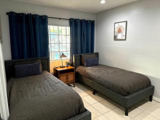 Tranquil Poolside Oasis with BBQ and Serene Ambiance - North Hollywood - 2