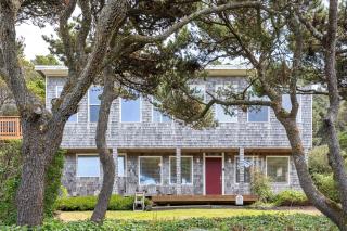 Coastal Retreat with Ocean Views and Hot Tub - Newport - 8