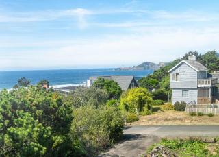 Coastal Retreat with Ocean Views and Hot Tub - Newport - 8