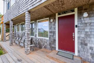 Coastal Retreat with Ocean Views and Hot Tub - Newport - 3