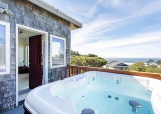 Coastal Retreat with Ocean Views and Hot Tub - Newport - 0
