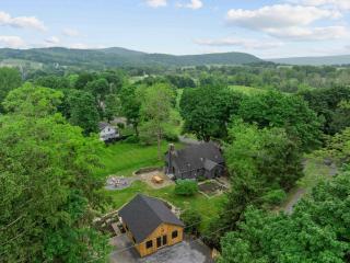 Historic Cottage w Brand New Hot Tub and Game Room - Pine Plains - 9