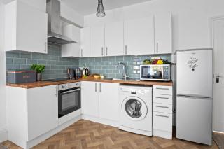 Family retreat Stylish Central Bournemouth, Sleeps 6, 7 Minute Walk to Beach - Bournemouth - 0
