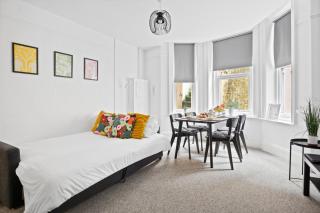 Family retreat Stylish Central Bournemouth, Sleeps 6, 7 Minute Walk to Beach - Bournemouth - 1