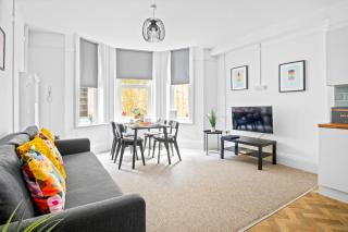 Family retreat Stylish Central Bournemouth, Sleeps 6, 7 Minute Walk to Beach - Bournemouth - 2