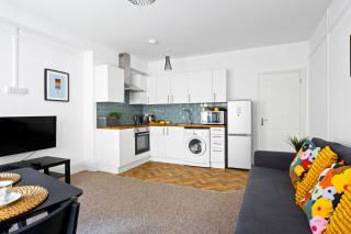 Family retreat Stylish Central Bournemouth, Sleeps 6, 7 Minute Walk to Beach - Bournemouth - 8