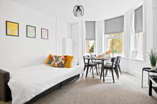 Family retreat Stylish Central Bournemouth, Sleeps 6, 7 Minute Walk to Beach - Bournemouth - 6