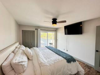 Wheelhouse Wonderland Lakefront Luxury Condo - Lake Ozark - 8