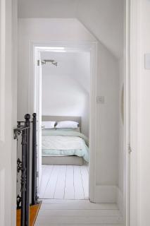 Willow House, Georgian Property in Shepperton, Double-Bed with Living Room, Bathroom and Utility Room available - 0