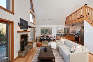 Private Chalet with Fire Pit Deck and Large Yard - Roscoe - 8