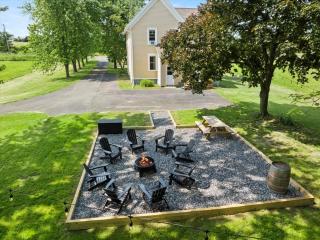 Hudson Restored Farmhouse with Fire Pit - Hudson - 9