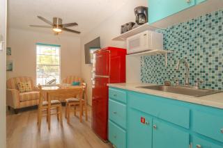 Island Villa 10 by ALBVR - Super cute condo! Just steps to the Waterway District and minutes to the beach! - Gulf Shores - 2