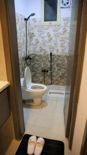 شقه غرفتين وصالة بتصميم حديث وراقي - 7