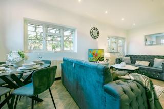 Four Bedroom House by Brookland Stays Serviced Accommodation Short Lets Bushey with Free WiFi - Caldecote - 9