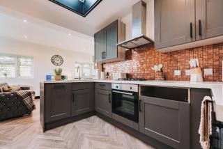 Four Bedroom House by Brookland Stays Serviced Accommodation Short Lets Bushey with Free WiFi - Caldecote - 6