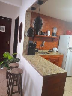 TOP 1 QUARTO com ESTACIONAMENTO em Condomínio com VISTA INCRIVEL - PORTARIA 24h, PISCINA, Sauna e Parquinho Infantil - Apartamento com Ar condicionado, Smart TV, Wi-Fi, Cozinha Completa - São Pedro da Aldeia - 2
