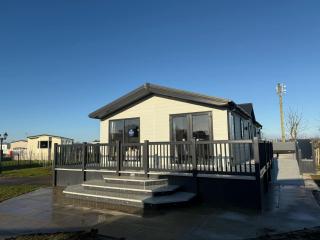 The Retreat 8 Lodge - Hot tub, WiFi, pet friendly, bath - Golden Palm Resort - Meadow Lakes Caravan & Lodge Hire - Chapel Saint Leonards - 0