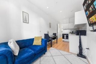 Modern Luxury Apartment next to Aldgate East Station, long term contractor pricing available - London - 3