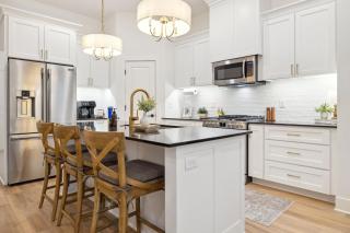 Pinnacle Row - 1mi to Promenade 2 Mi to The Amp - 2