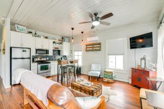 1 Mi to Dtwn Home with Fenced Yard in Galveston! - Galveston - 7