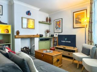 Cosy & Stylish 2 Bedroom City Centre Oasis - FREE Secure Parking - 3
