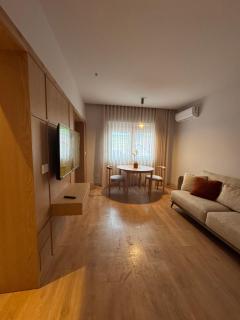 Chic Apt with Pazari i Ri View - Tirana - 8