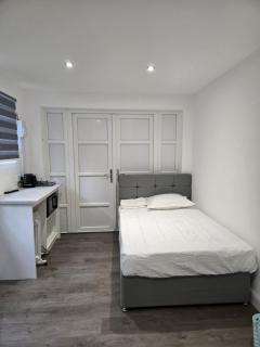 Mini Studio in Greenhithe - Stonewood - 0