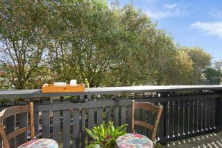 Sunny City Fringe Townhouse with Private Parking - Auckland - 1