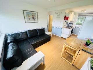 2 Bedroom Chalet SB57, Sandown Bay, Isle of Wight - 9