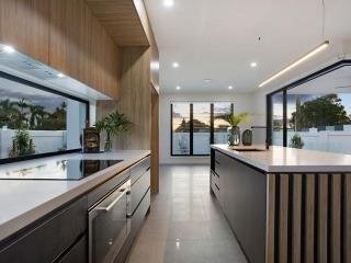 Luxe Capri 5BR Villa, Heated Pool, Steps to beach - Gold Coast - 3