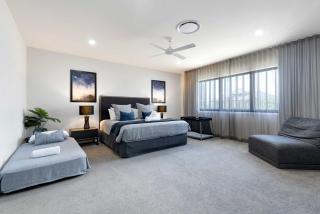Luxe Capri 5BR Villa, Heated Pool, Steps to beach - Gold Coast - 1