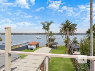 Paradise Palms - Mannering Park - 9