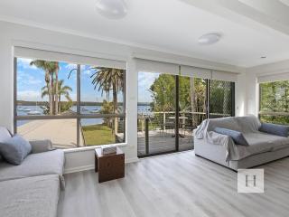 Paradise Palms - Mannering Park - 8
