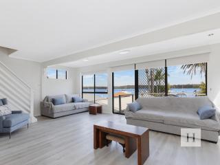 Paradise Palms - Mannering Park - 6