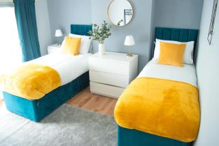 4 Bed Home FREE Parking - Ealing - 6