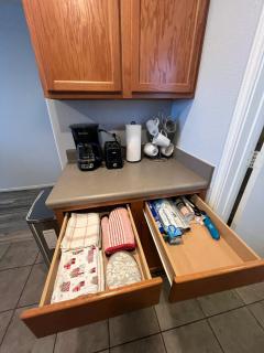 New Home with King Bed and 3 Bedrooms Fire-pit Minutes to Cota and Tesla - Austin - 1