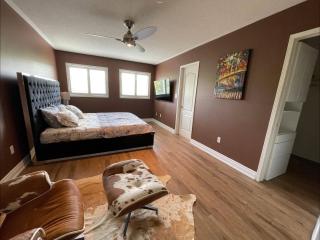 Beautiful Master bedroom unit with private washroom - Mississauga - 1