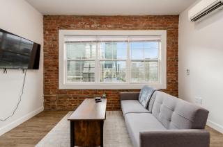 The Broad Cozy Affordable Luxury in Downtown - Columbus - 5