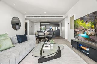 Stunning 2-Bed Apartment with Water Views - 5