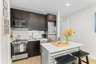 Romantic 1BR Cottage, 1 block from the Beach, 3 min Walk to Downtown - 6