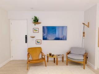 2BR Heart of Leblon with Balcony, Renovated Gem - 6