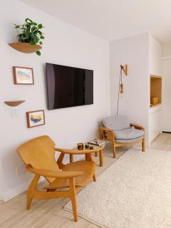 2BR Heart of Leblon with Balcony, Renovated Gem - 5