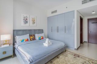 Scenic lake view 2BR near metro in Cluster A, JLT - Allsopp&Allsopp - Dubai - 2