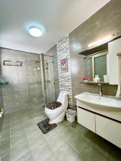 beautifully and elegantly furnished apartment with fully equipped gym,heated swimming pool,private parking space and,children playing ground and unbeatable city views - Nairobi - 7