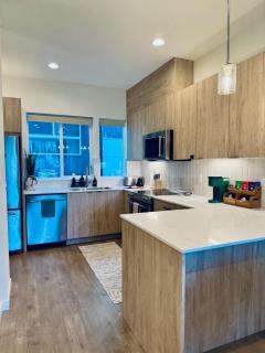 Luxe & Bright Gem - Prime Location, Roof Deck, View - Seattle - 2