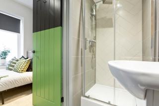 6BR Home - All Studio, Ensuite and with Kitchenette - Beeston - 2