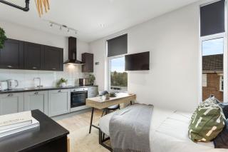 6BR Home - All Studio, Ensuite and with Kitchenette - Beeston - 1